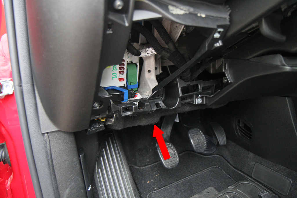Don't know how to repair an Italian car? Call your woman for help!